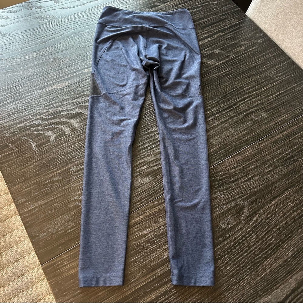 Outdoor Voices Two Tone 7/8 Signature OV Sculpt Legging in Blue/Black, Medium - Picture 13 of 13